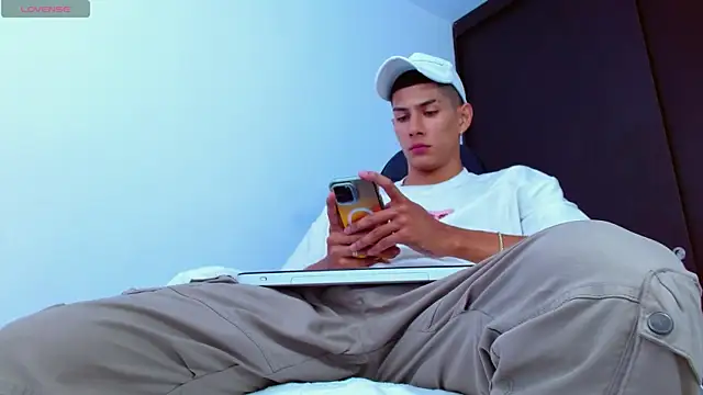 Snapshot of Valerio_20 chatting on 03-18-25, 03:22 Valerio 20 online show from 03-18-25, 03:22