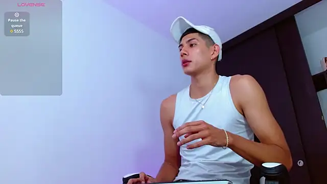 Snapshot of Valerio_20 chatting on 02-14-25, 07:33 Valerio 20 online show from 02-14-25, 07:33