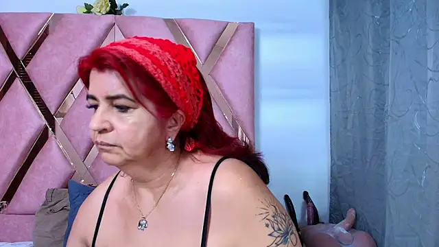 Snapshot of RoxetteMature chatting on 05-31-26, 12:00 RoxetteMature online show from 05-31-26, 12:00