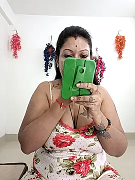 Snapshot of YOUR_LOVELY-40 chatting on 10-15-25, 03:53 YOUR LOVELY-40 online show from 10-15-25, 03:53