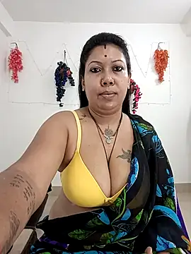 Snapshot of YOUR_LOVELY-40 chatting on 11-06-25, 04:27 YOUR LOVELY-40 online show from 11-06-25, 04:27