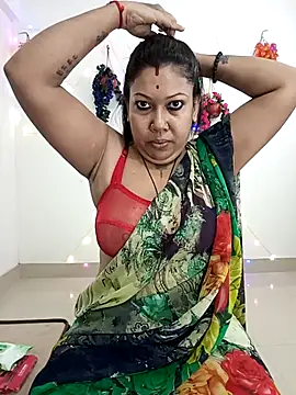 Snapshot of YOUR_LOVELY-40 chatting on 10-29-25, 03:22 YOUR LOVELY-40 online show from 10-29-25, 03:22