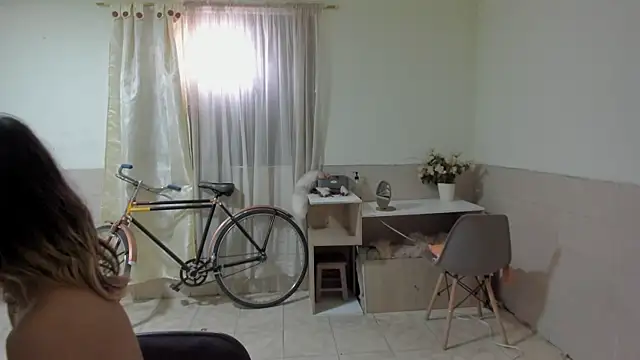 Snapshot of linnie_ chatting on 10-29-25, 04:28 linnie  online show from 10-29-25, 04:28