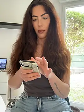 Eyline online show from 04-12-26, 09:34