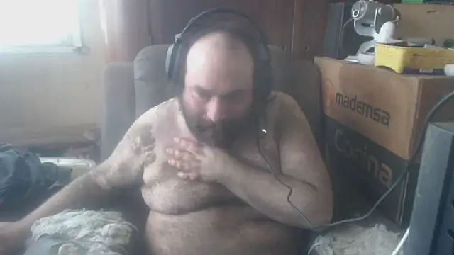 Snapshot of hairyhulk chatting on 10-10-25, 03:57 hairyhulk online show from 10-10-25, 03:57