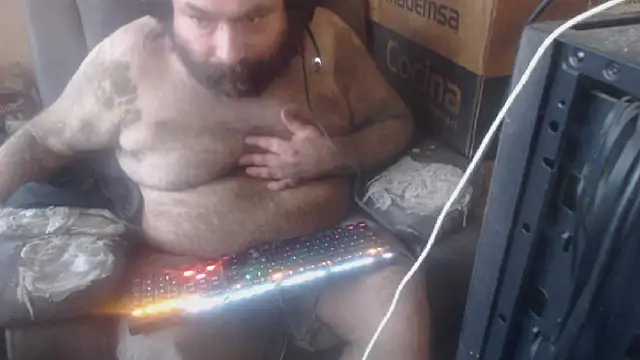 Snapshot of hairyhulk chatting on 10-06-25, 09:15 hairyhulk online show from 10-06-25, 09:15