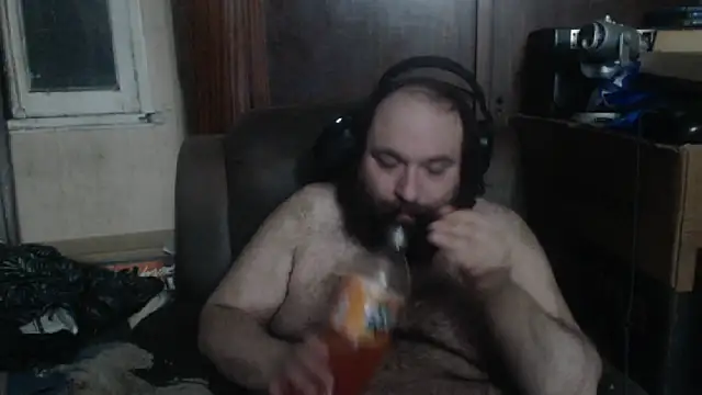 Snapshot of hairyhulk chatting on 01-03-25, 08:43 hairyhulk online show from 01-03-25, 08:43