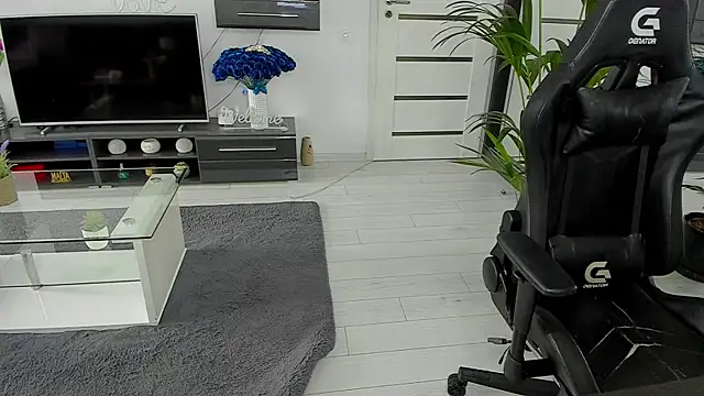 Snapshot of Beauty_Anne chatting on 05-08-26, 05:33 Beauty Anne online show from 05-08-26, 05:33
