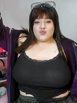Snapshot of ItsNaiixa chatting on 10-11-25, 10:44 ItsNaiixa online show from 10-11-25, 10:44