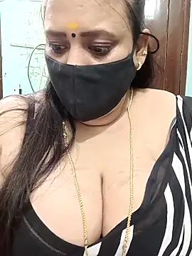 Snapshot of ashikaa_r chatting on 10-31-25, 12:57 ashikaa r online show from 10-31-25, 12:57