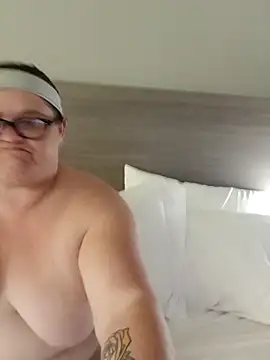 Snapshot of mcv131985 chatting on 11-04-25, 05:33 mcv131985 online show from 11-04-25, 05:33