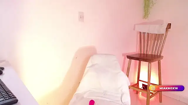 Snapshot of MiaKnox chatting on 03-07-25, 09:07 MiaKnox online show from 03-07-25, 09:07