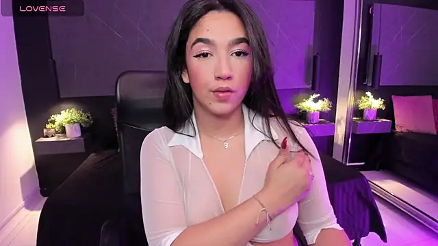 SaraaMills online show from 06-18-26, 03:49