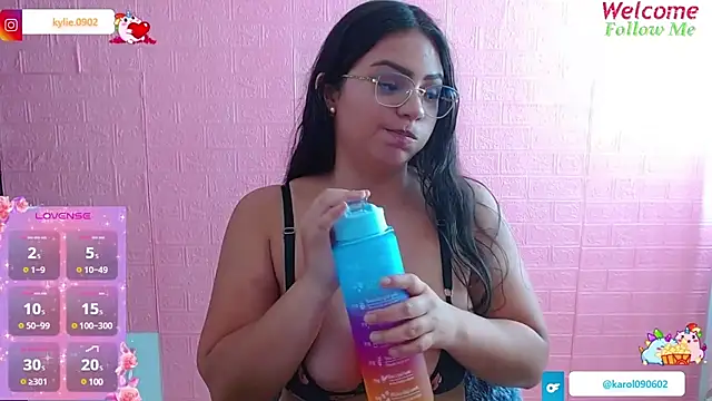 Snapshot of karol_9 chatting on 03-05-25, 10:54 karol 9 online show from 03-05-25, 10:54