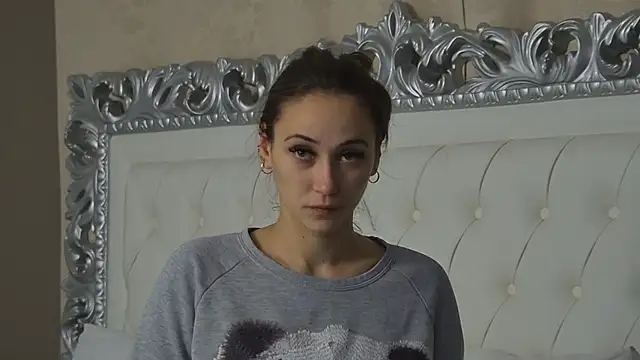 Snapshot of AliceMunro chatting on 10-19-25, 04:54 AliceMunro online show from 10-19-25, 04:54