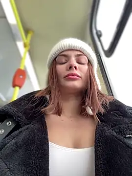 Snapshot of Accole chatting on 02-05-25, 12:06 Accole online show from 02-05-25, 12:06