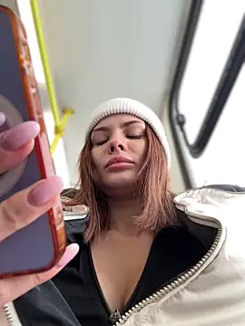 Snapshot of Accole chatting on 02-06-25, 08:07 Accole online show from 02-06-25, 08:07