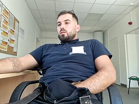 Snapshot of Leonormaldick chatting on 09-19-25, 11:36 Leonormaldick online show from 09-19-25, 11:36