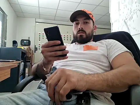 Snapshot of Leonormaldick chatting on 10-10-25, 12:39 Leonormaldick online show from 10-10-25, 12:39