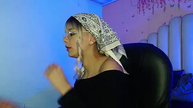 Snapshot of peyton_golden1 chatting on 10-15-25, 03:27 peyton golden1 online show from 10-15-25, 03:27