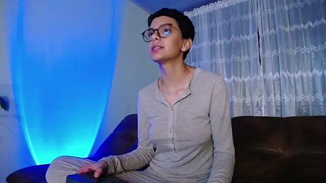 Snapshot of peyton_golden1 chatting on 03-19-25, 07:29 peyton golden1 online show from 03-19-25, 07:29