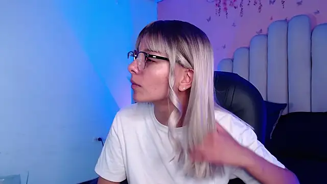 Snapshot of peyton_golden1 chatting on 10-17-25, 03:21 peyton golden1 online show from 10-17-25, 03:21