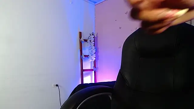 Snapshot of peyton_golden1 chatting on 09-27-25, 03:34 peyton golden1 online show from 09-27-25, 03:34