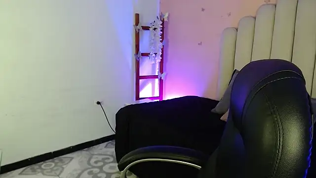 Snapshot of peyton_golden1 chatting on 10-10-25, 03:29 peyton golden1 online show from 10-10-25, 03:29