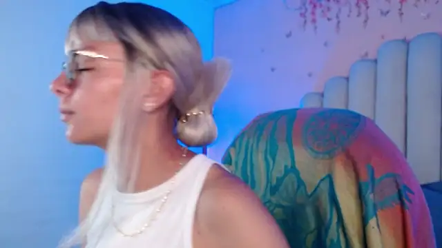 Snapshot of peyton_golden1 chatting on 09-22-25, 03:23 peyton golden1 online show from 09-22-25, 03:23