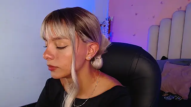 Snapshot of peyton_golden1 chatting on 10-02-25, 03:43 peyton golden1 online show from 10-02-25, 03:43