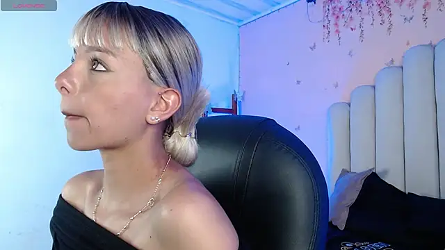 Snapshot of peyton_golden1 chatting on 09-24-25, 03:35 peyton golden1 online show from 09-24-25, 03:35