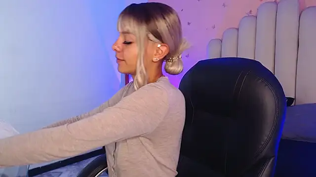 Snapshot of peyton_golden1 chatting on 10-05-25, 03:41 peyton golden1 online show from 10-05-25, 03:41