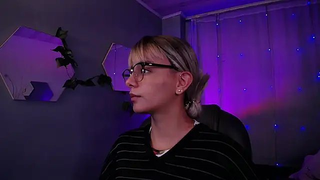 Snapshot of peyton_golden1 chatting on 10-29-25, 03:38 peyton golden1 online show from 10-29-25, 03:38