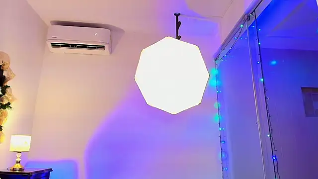 MOLLYWOODD online show from 12-17-25, 10:15