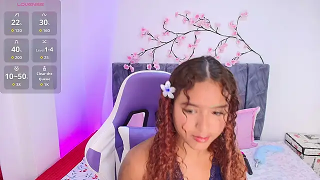 Snapshot of Sophiee_Velvet chatting on 05-29-26, 02:12 Sophiee Velvet online show from 05-29-26, 02:12