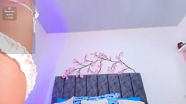 Snapshot of Sophiee_Velvet chatting on 06-27-26, 04:46 Sophiee Velvet online show from 06-27-26, 04:46