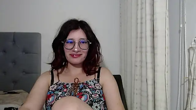 Snapshot of mariana124- chatting on 01-06-25, 07:02 mariana124- online show from 01-06-25, 07:02