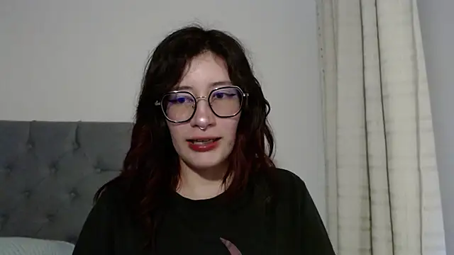 Snapshot of mariana124- chatting on 01-11-25, 04:25 mariana124- online show from 01-11-25, 04:25