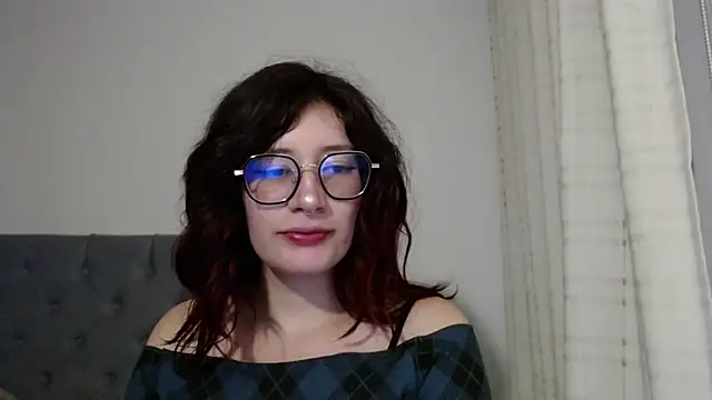 Snapshot of mariana124- chatting on 01-09-25, 11:13 mariana124- online show from 01-09-25, 11:13