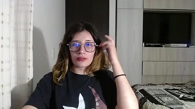 Snapshot of mariana124- chatting on 12-18-24, 09:08 mariana124- online show from 12-18-24, 09:08