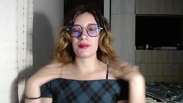 Snapshot of mariana124- chatting on 12-20-24, 02:37 mariana124- online show from 12-20-24, 02:37
