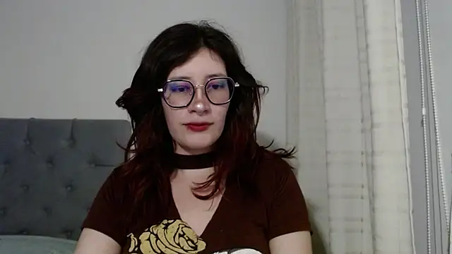 Snapshot of mariana124- chatting on 02-04-25, 07:33 mariana124- online show from 02-04-25, 07:33