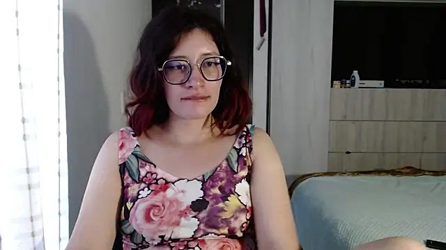 Snapshot of mariana124- chatting on 02-12-25, 09:43 mariana124- online show from 02-12-25, 09:43