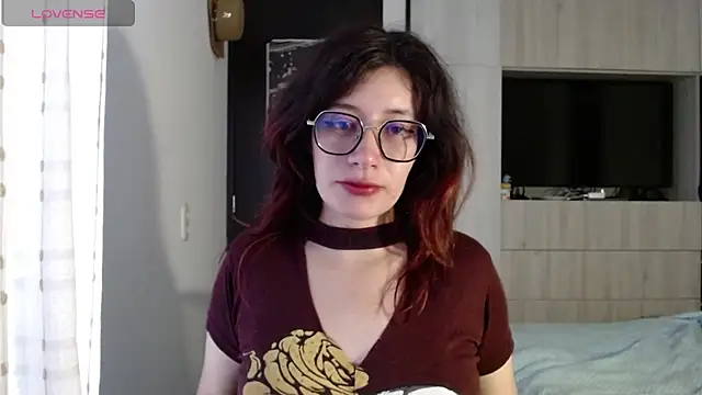Snapshot of mariana124- chatting on 02-22-25, 12:40 mariana124- online show from 02-22-25, 12:40