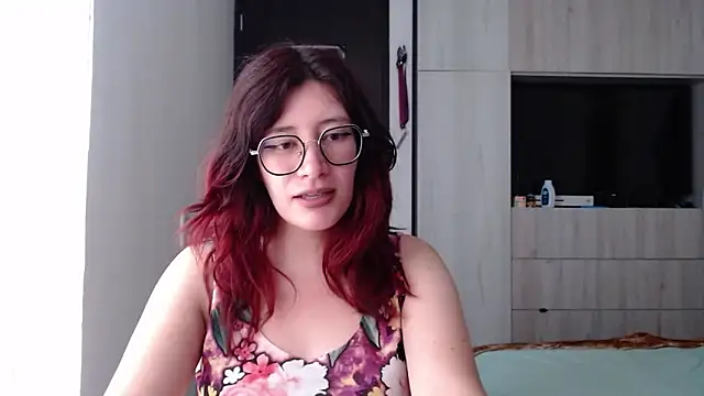 Snapshot of mariana124- chatting on 02-12-25, 06:40 mariana124- online show from 02-12-25, 06:40