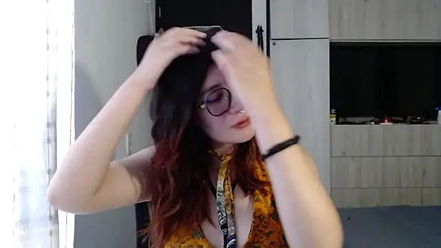 Snapshot of mariana124- chatting on 03-18-25, 06:17 mariana124- online show from 03-18-25, 06:17