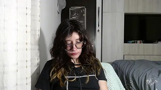 Snapshot of mariana124- chatting on 09-18-25, 01:30 mariana124- online show from 09-18-25, 01:30