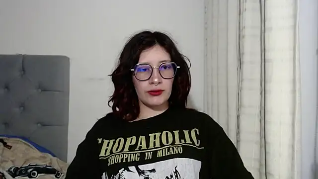 Snapshot of mariana124- chatting on 01-07-25, 06:24 mariana124- online show from 01-07-25, 06:24