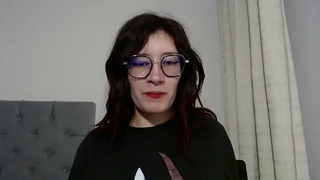 Snapshot of mariana124- chatting on 01-11-25, 07:59 mariana124- online show from 01-11-25, 07:59