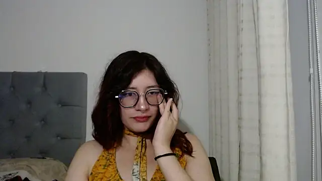 Snapshot of mariana124- chatting on 01-08-25, 10:27 mariana124- online show from 01-08-25, 10:27